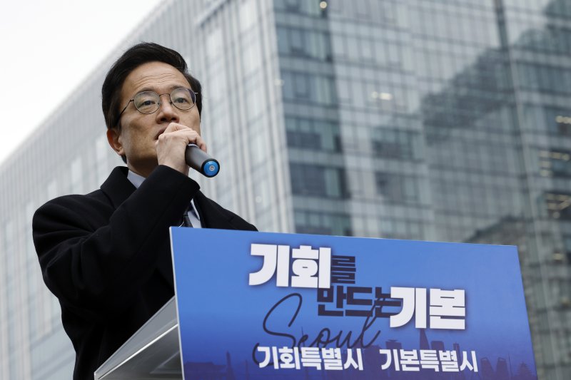 박주민 더불어민주당 의원이 11일 오전 서울 광화문 광장에서 서울시장 출마를 선언하고 있다. 2025.12.11/뉴스1 ⓒ News1 박정호 기자