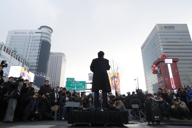 박주민 더불어민주당 의원이 11일 오전 서울 광화문 광장에서 서울시장 출마를 선언하고 있다. 2025.12.11/뉴스1 ⓒ News1 박정호 기자