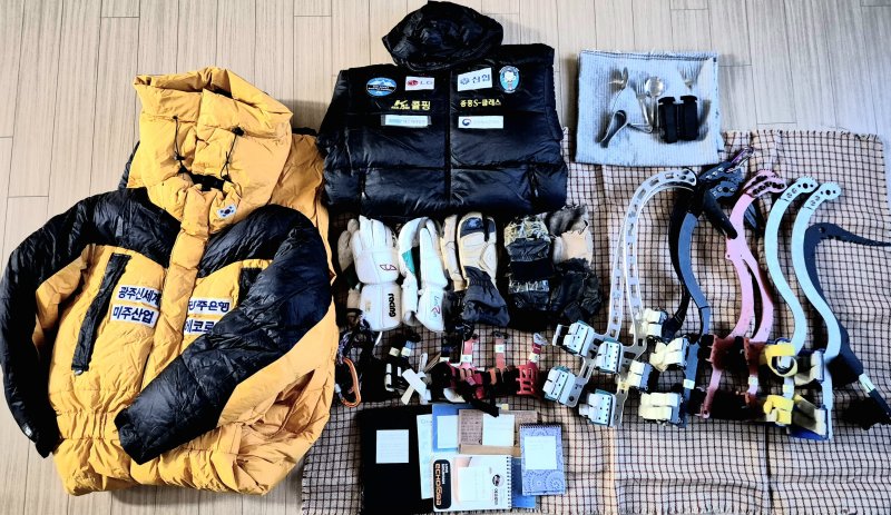 장애인 세계 최초로 히말라야 14좌·7대륙 최고봉을 완등한 산악인 김홍빈(1964∼2021년)의 등반 자료가 국가유산청 주관 제회 예비문화유산 발굴 공모전에서 최우수상을 수상했다.(사단법인 김홍빈과 희망만들기 제공, 재배포 및 DB 금지) /뉴스