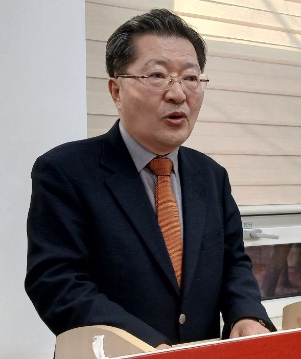 [대전=뉴시스] 조명휘 기자 = 진동규 전 대전 유성구청장이 11일 대전시의회 기자실에서 회견을 열고 대전시교육감 선거 출마를 선언하고 있다. 2025.12.11. photo@newsis.com *재판매 및 DB 금지