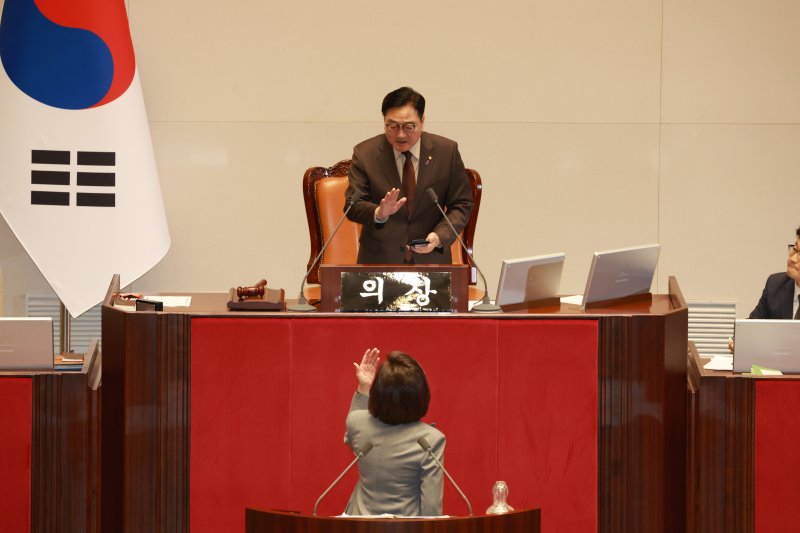 [서울=뉴시스] 고승민 기자 = 나경원 국민의힘 의원이 9일 서울 여의도 국회에서 열린 제429회국회(정기회) 제16차 본회의에서 가맹사업거래의 공정화에 관한 법률 일부개정법률안에 대한 필리버스터를 하면서 다른 내용에 대한 발언을 이어가자 우원식 국회의장이 이에 대한 경고를 하고 있다. 2025.12.09. kkssmm99@newsis.com