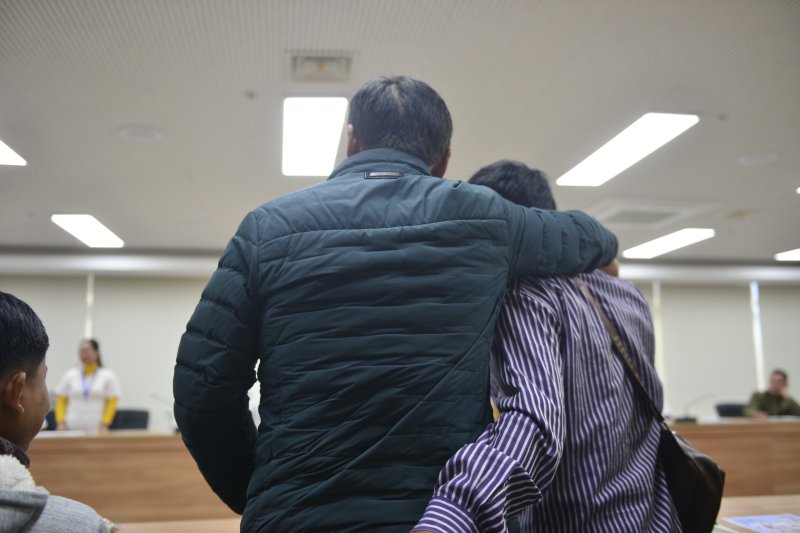 11일 오후 대구 달성군 종합상활실에 마련된 외국인 계절근로자 교육장에서 업주와 근로자가 어깨동무를 하며 반갑게 인사하고 있다. 이날 입국한 캄보디아인 17명은 최대 8개월간 미나리 재배 등에 투입된다.2025.12.11/뉴스1 ⓒ News1 이성덕 기자