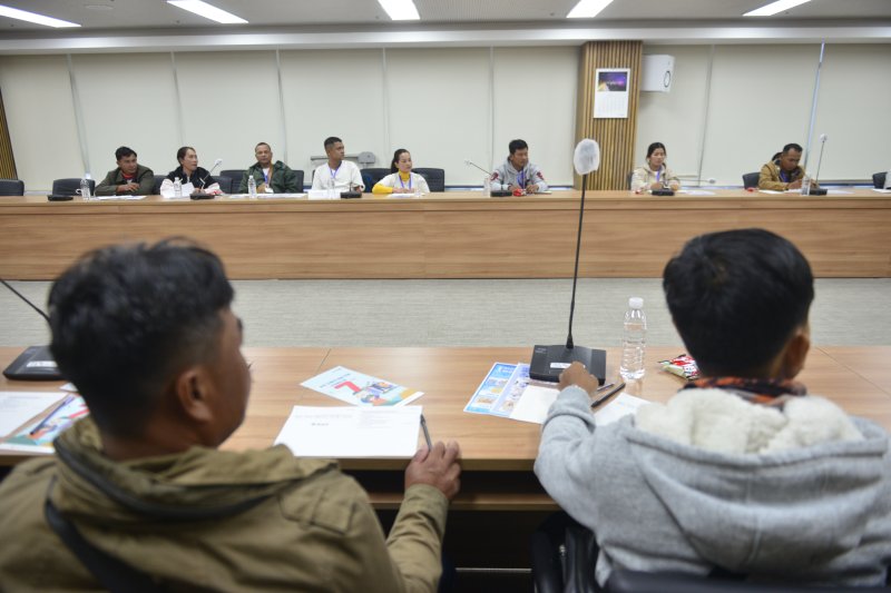 11일 오후 대구 달성군 종합상황실에서 외국인 계절근로자들이 교육받고 있다. 모두 캄보디아인들로 최대 8개월간 미나리 재배 등에 투입된다.2025.12.11/뉴스1 ⓒ News1 이성덕 기자