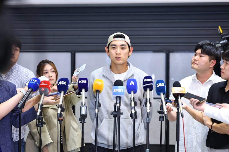 [인천공항=뉴시스] 최진석 기자 = 메이저리그(MLB) 첫 풀타임 시즌을 마친 샌프란시스코 이정후가 30일 인천국제공항 제2여객터미널을 통해 인터뷰하고 있다. 2025.09.30. myjs@newsis.com