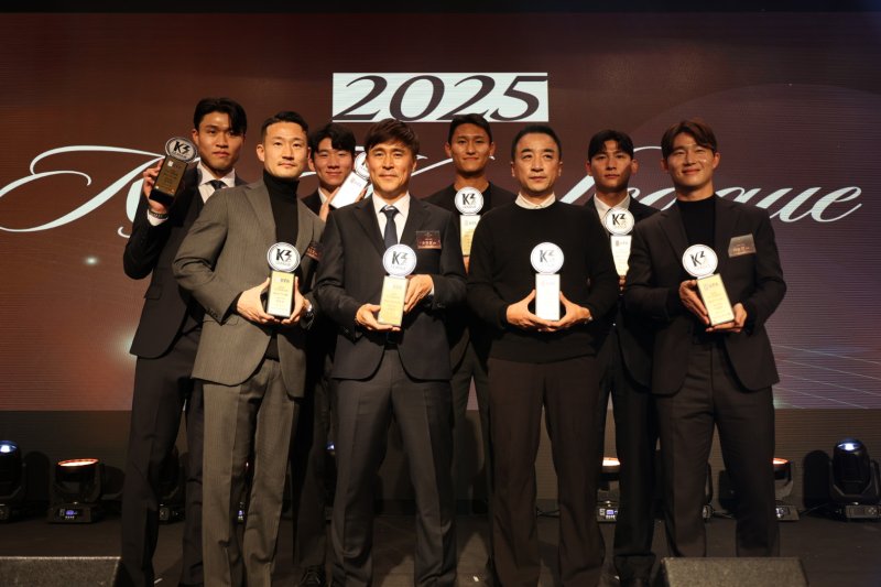 [김해=뉴시스]김해FC, 최우수지도, 8명 수상자 배출. (사진=김해시 제공). 2025.12.11. photo@newsis.com