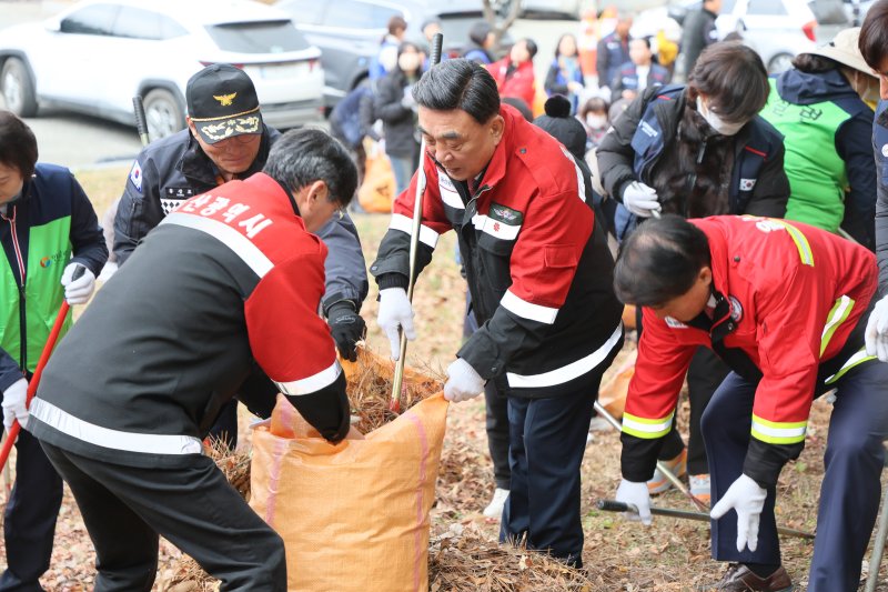 [울산=뉴시스] 배병수 기자 = 11일 울산대공원 동문 주차장 인근에서 산불예방을 위한 도심 주변 산림 내 인화물질 제거 캠페인이 열린 가운데 김두겸 시장, 이성룡 시의회의장, 시, 구군, 기업체,민간단체 관계자 등 참석자들이 산 연접지역 인화물질 제거작업을 하고 있다.(사진=울산시 제공).2025.12.11.photo@newsis.com. *재판매 및 DB 금지
