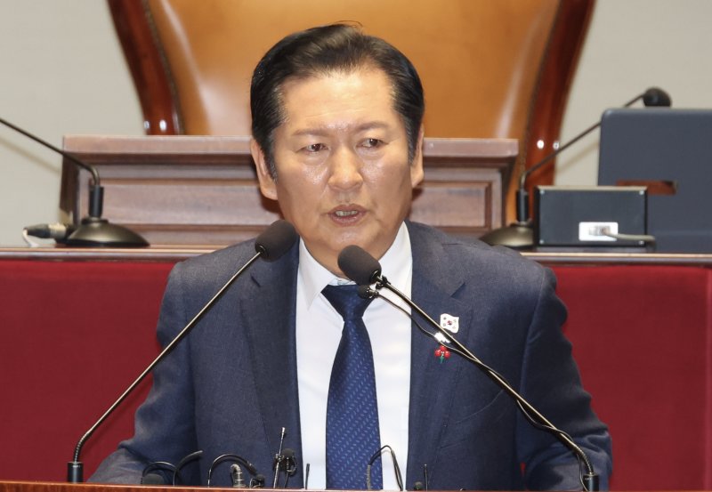 [서울=뉴시스] 조성봉 기자 = 정청래 더불어민주당 대표가 11일 오후 서울 여의도 국회에서 열린 의원총회에서 발언을 하고 있다.2025.12.11. suncho21@newsis.com