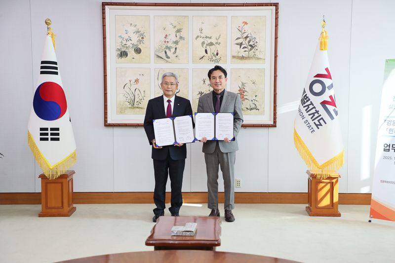 김진태 강원도지사(사진 오른쪽)와 김동철 한국전력공사 사장이 11일 도청 통상상담실에서 산불예방 및 전력설비 보호를 위한 업무협약을 체결했다. 강원자치도 제공