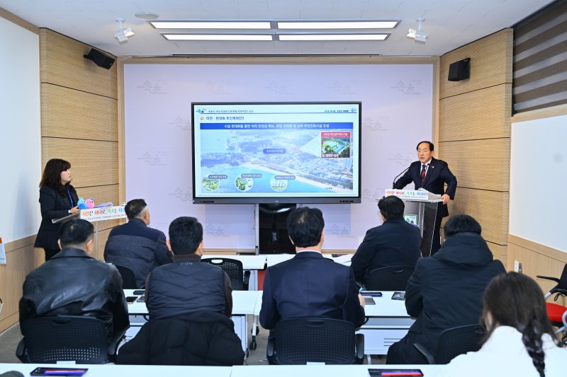 이병선 강원 속초시장이 11일 오후 시청 브리핑룸에서 기자회견을 열고 최근 환경청으로부터 최종 승인을 받은 하수도정비기본계획 부분변경 관련 설명을 하고 있다.(속초시 제공, 재판매 및 DB 금지) 2025.12.11/뉴스1