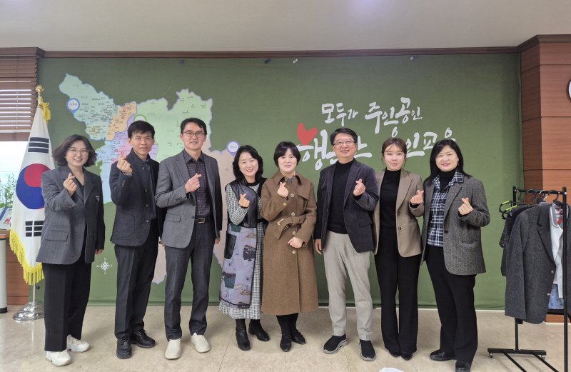 [용인=뉴시스]용인교육지원청의 교복 물려주기 사업 협의회(사진=용인교육지원청 제공)2025.12.11. photo@newsis.com