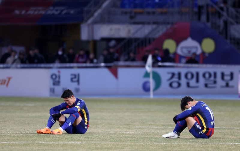 [수원=뉴시스] 이영환 기자 = 지난 8일 오후 수원 장안구 수원종합운동장에서 열린 K리그1 수원FC와 K리그2 부천FC의 승강 플레이오프(PO) 2차전 경기 후반전 추가시간 비디오 판독 중인 가운데 수원 선수들이 그라운드에 앉아 있다. 2025.12.08. 20hwan@newsis.com