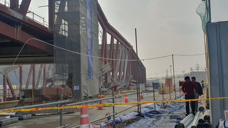 [광주=뉴시스] 이현행 기자 = 11일 오후 광주 서구 치평동 광주대표도서관 건설 현장에서 콘크리트 타설 작업 중 구조물 붕괴 사고가 나 소방 당국이 매몰된 것으로 추정되는 작업자 4명을 구조 중이다. 2025.12.11. lhh@newsis.com