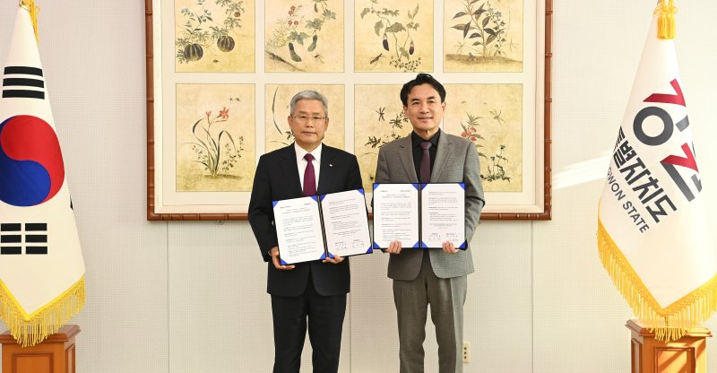 [세종=뉴시스]한전은 11일 강원특별자치도청에서 '산불 예방과 전력설비 보호를 위한 업무협약'을 체결했다. 왼쪽부터 김동철 한전 사장, 김진태 강원도지사다. (사진=한국전력 제공) *재판매 및 DB 금지