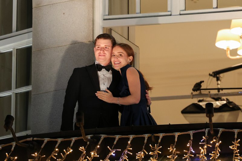 [오슬로=AP/뉴시스] 노벨평화상 수상자인 마리아 코리나 마차도(베네수엘라)의 딸 아나 코리나 소사(오른쪽)와 아들 리카르도 소사가 10일(현지 시간) 노르웨이 오슬로의 그랜드호텔 발코니에서 수상자를 위한 평화의 횃불 행렬을 바라보고 있다. 마차도는 베네수엘라 민주화를 위해 싸워온 공로로 지난 10월 10일 노벨 평화상 수상자로 선정됐으며 이날 시상식에서는 그의 딸이 대리 수상했다. 출국 금지 상태였던 마차도는 비밀리에 출국했으나 악천후로 시상식에는 참석하지 못하고 뒤늦게 노르웨이에 도착했다. 2025.12.11.