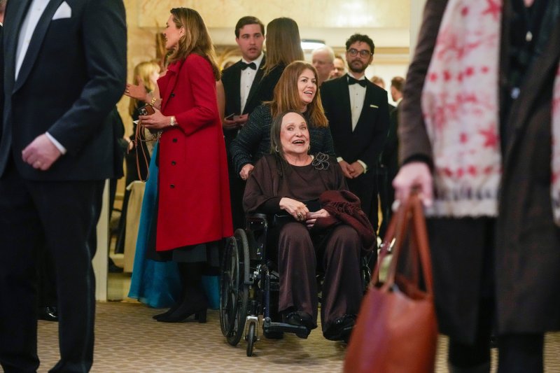 [오슬로=AP/뉴시스] 노벨평화상 수상자인 마리아 코리나 마차도(베네수엘라)의 모친 코리나 파리스카가 10일(현지 시간) 노르웨이 오슬로의 그랜드호텔 연회장에 휠체어를 타고 입장하고 있다. 마차도는 베네수엘라 민주화를 위해 싸워온 공로로 지난 10월 10일 노벨 평화상 수상자로 선정됐으며 이날 시상식에서는 그의 딸 아나 코리나 소사가 대리 수상했다. 출국 금지 상태였던 마차도는 비밀리에 출국했으나 악천후로 시상식에는 참석하지 못하고 뒤늦게 노르웨이에 도착했다. 2025.12.11.