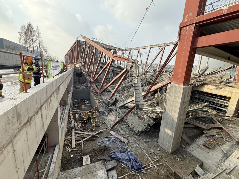 11일 오후 1시 58분쯤 광주 서구 치평동(상무지구)의 광주대표도서관 공사 현장에서 레미콘 타설 중 붕괴 사고가 발생해 작업자가 매몰, 소방당국이 구조작업을 하고 있다. 2025.12.11/뉴스1 ⓒ News1 김태성 기자