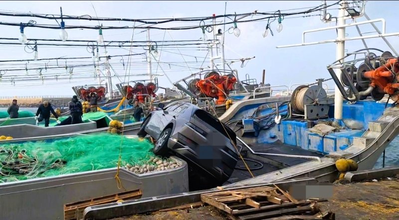 11일 제주 한림항에서 전기차가 돌진, 정박중인 어선에 올라타는 사고가 났다. (제주도소방안전본부 제공. 재판매 및 DB 금지)/뉴스1