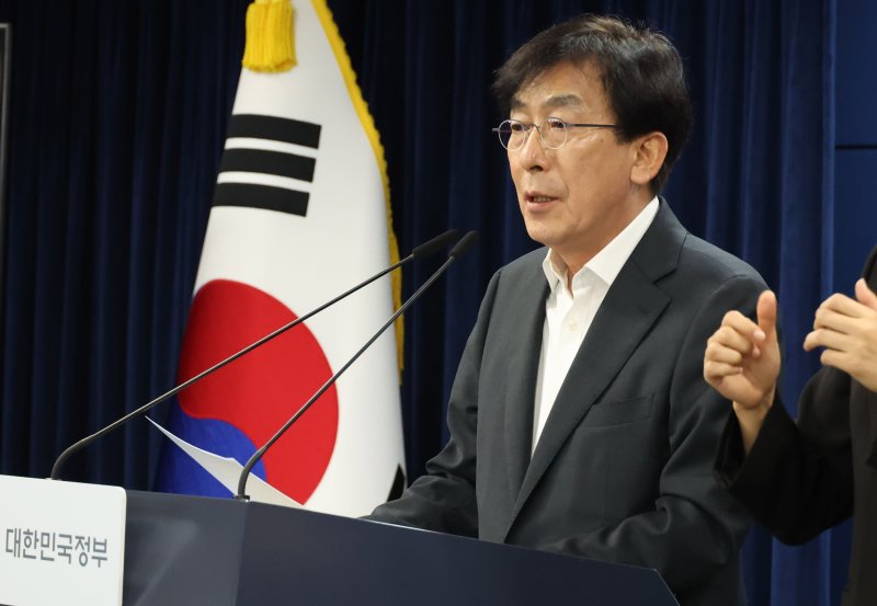 [서울=뉴시스] 추상철 기자 = 정기현 의료혁신위원회 위원장이 11일 오후 서울 종로구 정부서울청사에서 '제1차 의료혁신위원회 논의 결과 및 향후 계획 발표' 브리핑을 하고 있다. 2025.12.11. scchoo@newsis.com