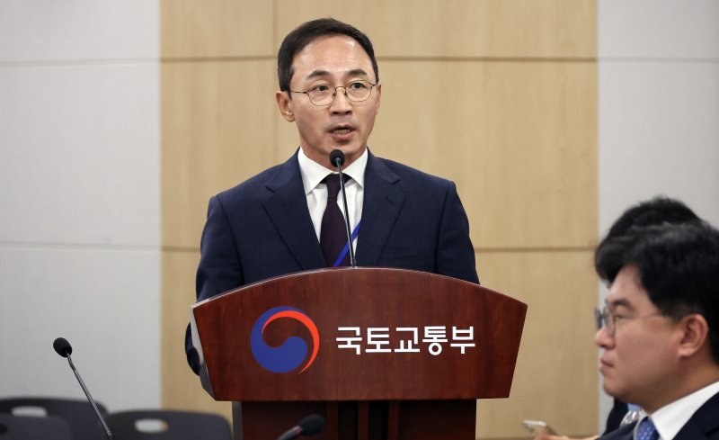 [세종=뉴시스] 강종민 기자 = 7일 세종시 정부세종청사에서 열린 국회 국토교통위원회의 국토교통부에 대한 국정감사에서 김오진 전 국토부 차관이 대통령 관저 증축 관련 의원 질의에 답변하고 있다. 2024.10.07. ppkjm@newsis.com