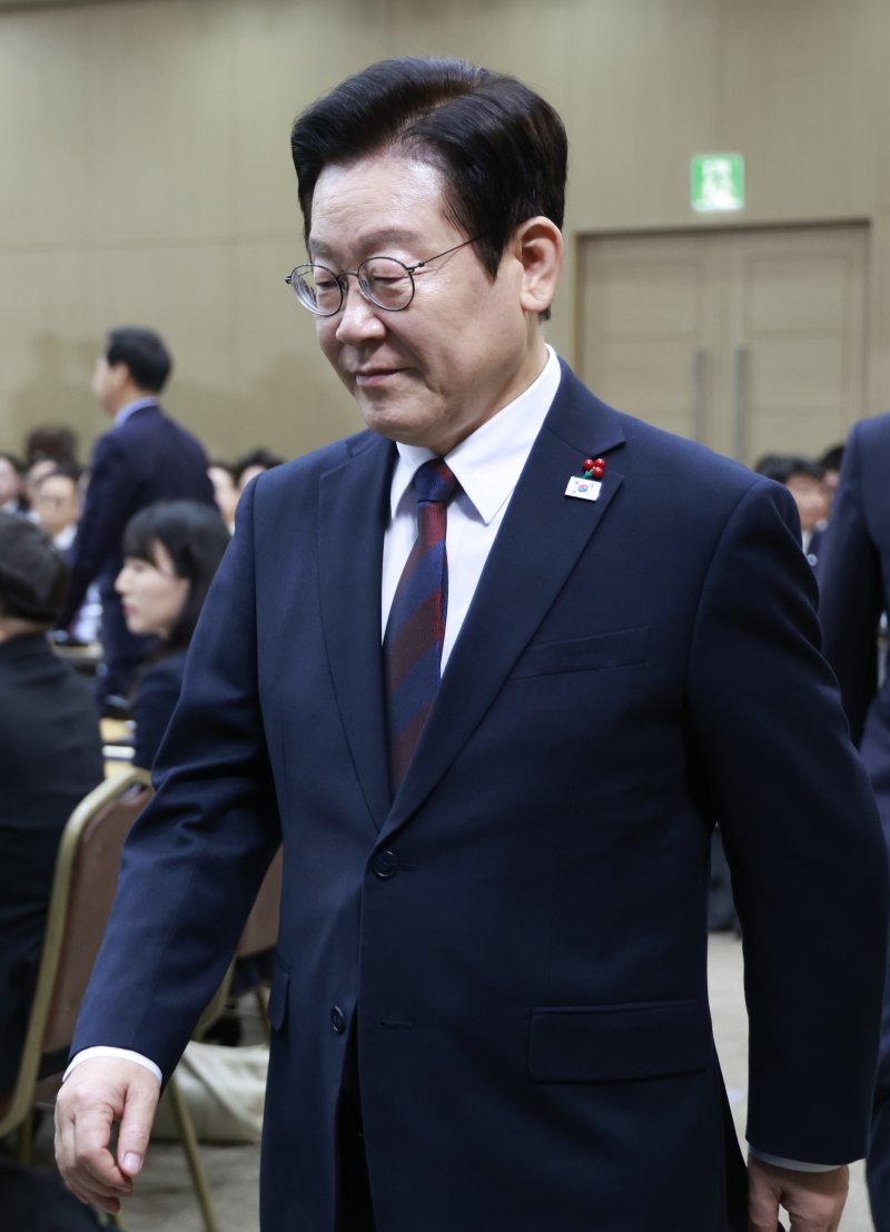 [세종=뉴시스] 최동준 기자 = 이재명 대통령이 11일 세종시 정부세종컨벤션센터에서 열린 '2026년 대도약하는 경제, 신뢰받는 데이터' 기획재정부(국세청·관세청·조달청)-국가데이터처 업무보고에 입장하고 있다. 2025.12.11. photocdj@newsis.com