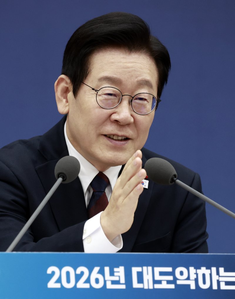 [세종=뉴시스] 최동준 기자 = 이재명 대통령이 11일 세종시 정부세종컨벤션센터에서 열린 '2026년 대도약하는 경제, 신뢰받는 데이터' 기획재정부(국세청·관세청·조달청)-국가데이터처 업무보고에서 발언하고 있다. 2025.12.11. photocdj@newsis.com