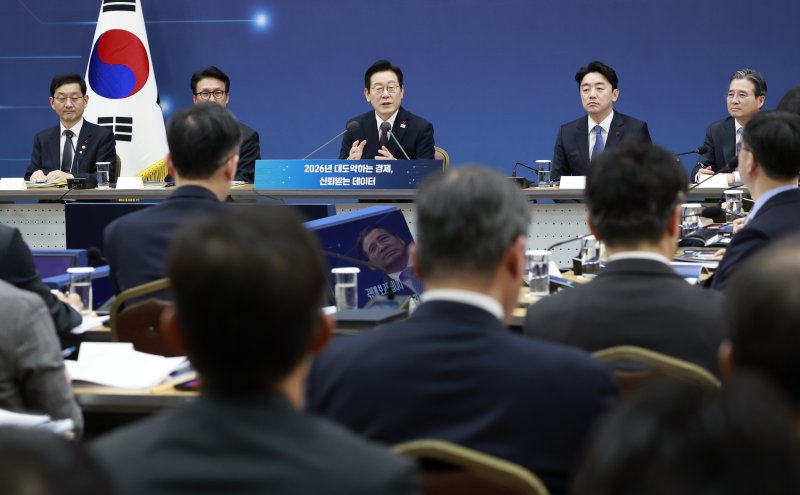 [세종=뉴시스] 최동준 기자 = 이재명 대통령이 11일 세종시 정부세종컨벤션센터에서 열린 '2026년 대도약하는 경제, 신뢰받는 데이터' 기획재정부(국세청·관세청·조달청)-국가데이터처 업무보고에서 발언하고 있다. 2025.12.11. photocdj@newsis.com