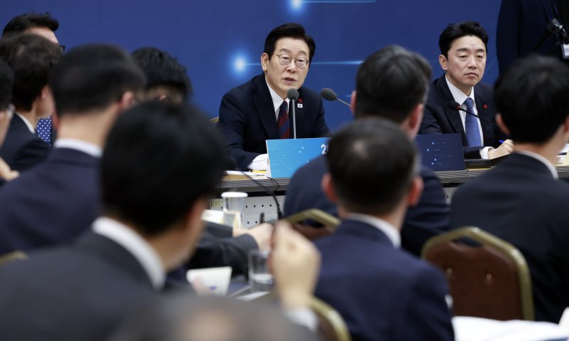 [세종=뉴시스] 최동준 기자 = 이재명 대통령이 11일 세종시 정부세종컨벤션센터에서 열린 '2026년 대도약하는 경제, 신뢰받는 데이터' 기획재정부(국세청·관세청·조달청)-국가데이터처 업무보고에서 발언하고 있다. 2025.12.11. photocdj@newsis.com