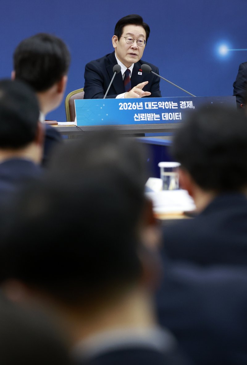 [세종=뉴시스] 최동준 기자 = 이재명 대통령이 11일 세종시 정부세종컨벤션센터에서 열린 '2026년 대도약하는 경제, 신뢰받는 데이터' 기획재정부(국세청·관세청·조달청)-국가데이터처 업무보고에서 발언하고 있다. 2025.12.11. photocdj@newsis.com