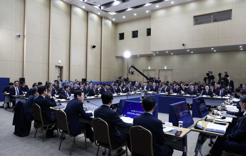 [세종=뉴시스] 최동준 기자 = 이재명 대통령이 11일 세종시 정부세종컨벤션센터에서 열린 '2026년 대도약하는 경제, 신뢰받는 데이터' 기획재정부(국세청·관세청·조달청)-국가데이터처 업무보고에서 발언하고 있다. 2025.12.11. photocdj@newsis.com