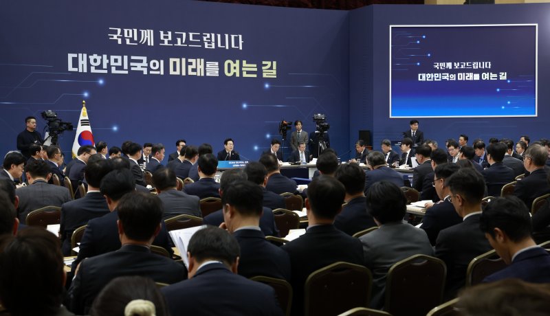 [세종=뉴시스] 최동준 기자 = 이재명 대통령이 11일 세종시 정부세종컨벤션센터에서 열린 '2026년 대도약하는 경제, 신뢰받는 데이터' 기획재정부(국세청·관세청·조달청)-국가데이터처 업무보고에서 발언하고 있다. 2025.12.11. photocdj@newsis.com