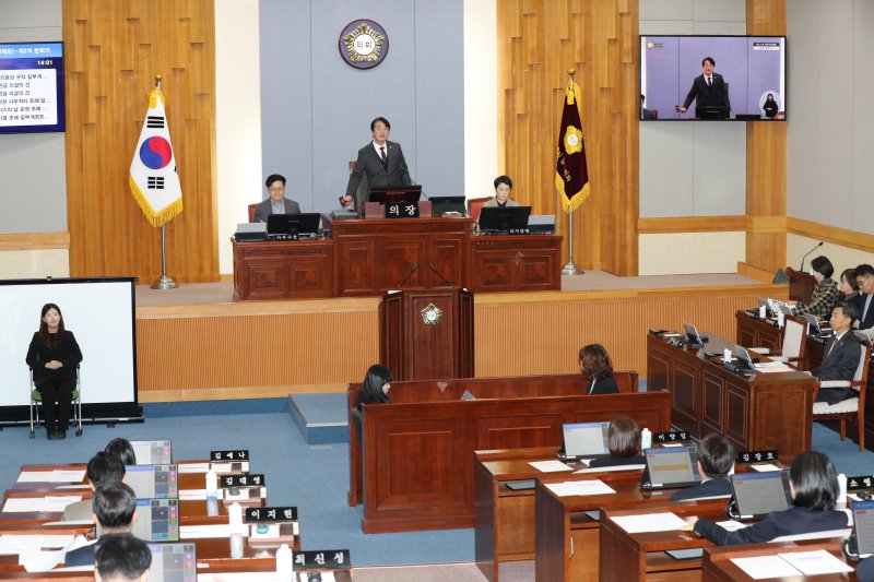 울산 남구의회 이상기 의장이 11일 제274회 제2차 정례회 본회의에서 의사봉을 두드리고 있다.(울산 남구의회 제공. 재판매 및 DB금지)/뉴스1