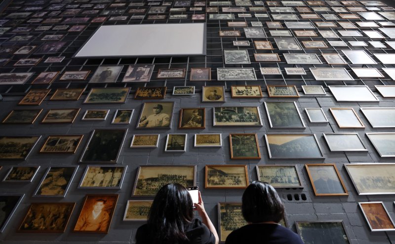 [부산=뉴시스] 하경민 기자 = 제80주년 광복절을 앞두고 지난 8월 11일 부산 남구 국립일제강제동원역사관에서 관람객들이 강제징용 피해자와 유족 등이 기증한 다양한 사진을 채운 벽면을 둘러보고 있다. 2025.12.11. yulnetphoto@newsis.com