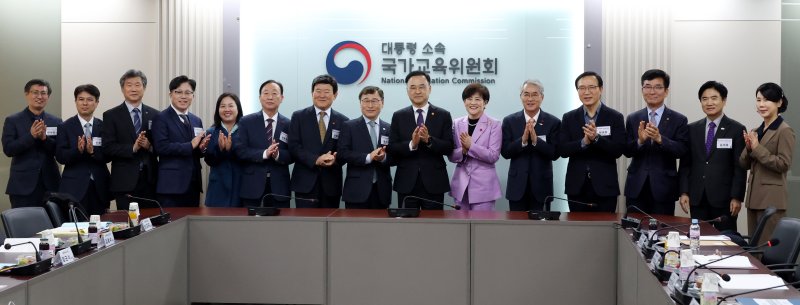 [서울=뉴시스] 추상철 기자 = 차정인(왼쪽 아홉번째부터) 국가교육위원회 위원장이 11일 오후 서울 종로구 정부서울청사에서 열린 고교학점제 관련 시도교육감 간담회에서 강은희 전국시도교육감협의회 회장 등 전국 시도교육감과 기념촬영을 하고 있다. 2025.12.11. scchoo@newsis.com