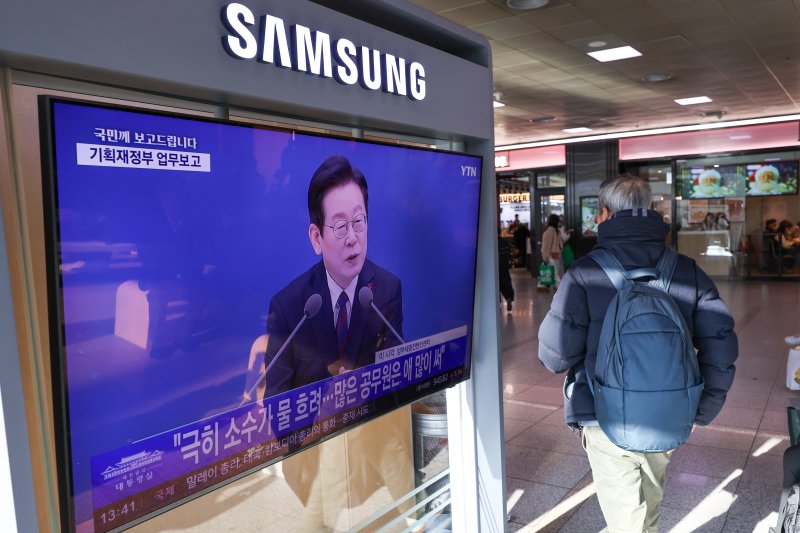 11일 서울역에서 이재명 대통령의 취임 후 첫 기관별 업무보고(기획재정부·국가데이터처) 모두 발언 생중계 화면이 나오고 있다. 강유정 대통령실 대변인은 "부처별 업무보고가 생중계되는 건 처음이며, 국민주권정부의 국정철학을 국민과 나누고 정책 이행 과정의 투명성을 높이기 위한 조치＂라고 말했다. 2025.12.11/뉴스1 ⓒ News1 안은나 기자