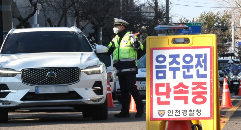 [인천=뉴시스] 전진환 기자 = 11일 오후 인천 중구 월미도 인근 도로에서 중부경찰서 교통안전계 소속 경찰이 연말연시 불시 음주운전 단속을 하고 있다. 2025.12.11. amin2@newsis.com