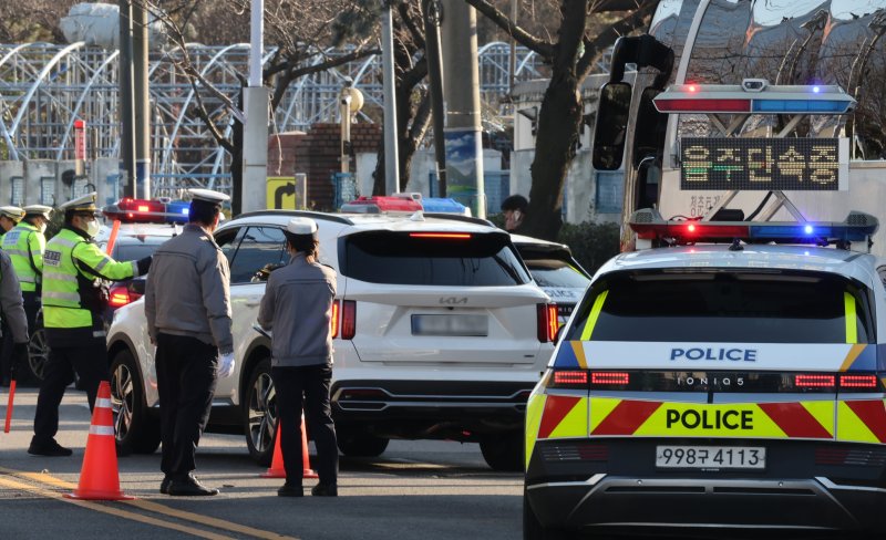 [인천=뉴시스] 전진환 기자 = 11일 오후 인천 중구 월미도 인근 도로에서 중부경찰서 교통안전계 소속 경찰이 연말연시 불시 음주운전 단속을 하고 있다. 2025.12.11. amin2@newsis.com