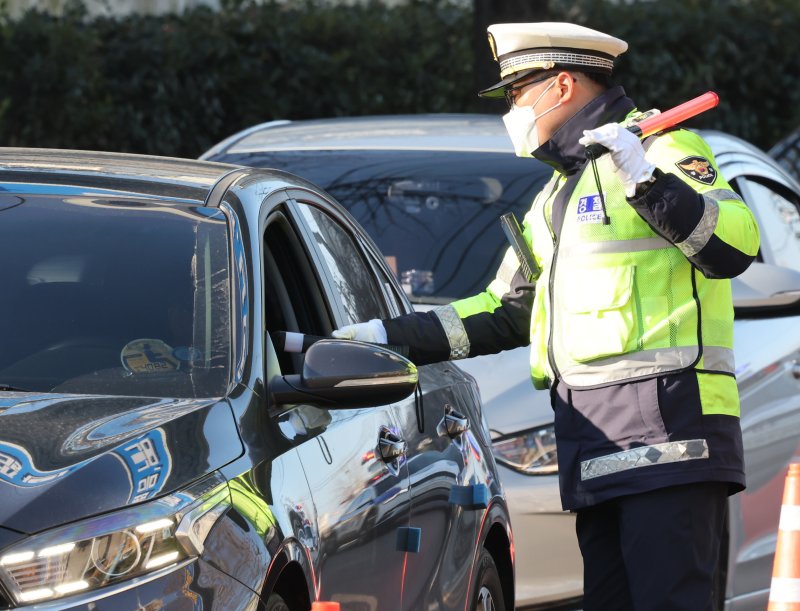 [인천=뉴시스] 전진환 기자 = 11일 오후 인천 중구 월미도 인근 도로에서 중부경찰서 교통안전계 소속 경찰이 연말연시 불시 음주운전 단속을 하고 있다. 2025.12.11. amin2@newsis.com