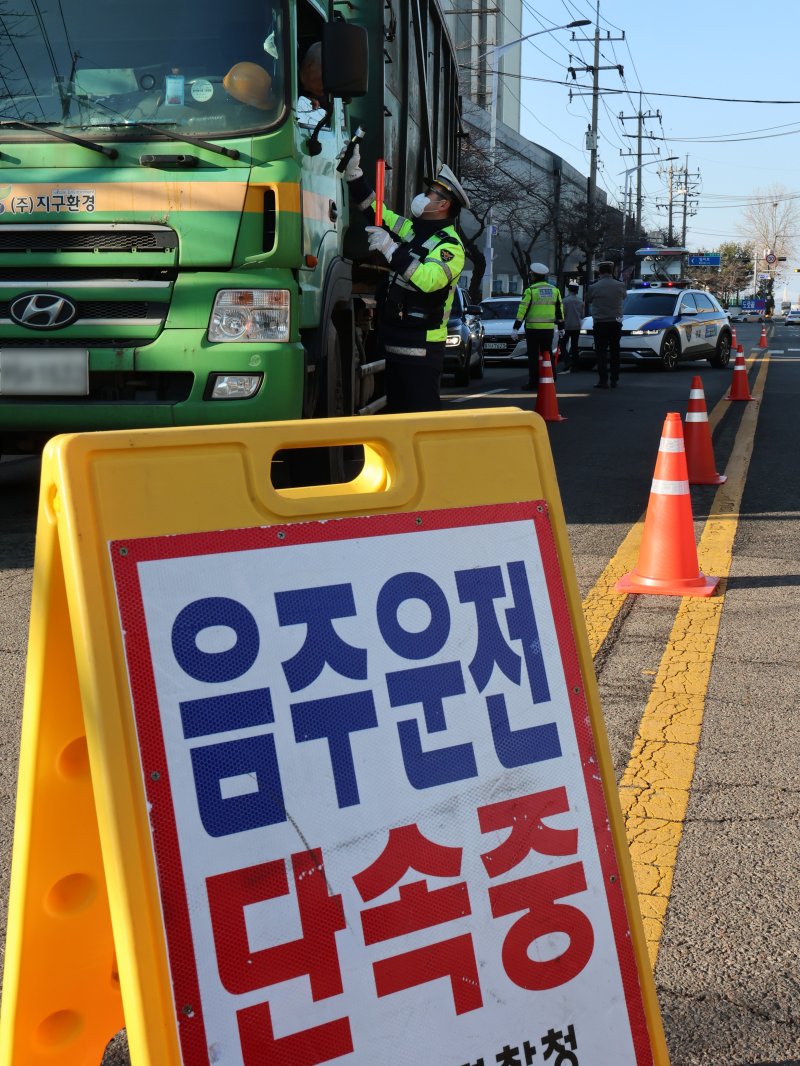 [인천=뉴시스] 전진환 기자 = 11일 오후 인천 중구 월미도 인근 도로에서 중부경찰서 교통안전계 소속 경찰이 연말연시 불시 음주운전 단속을 하고 있다. 2025.12.11. amin2@newsis.com