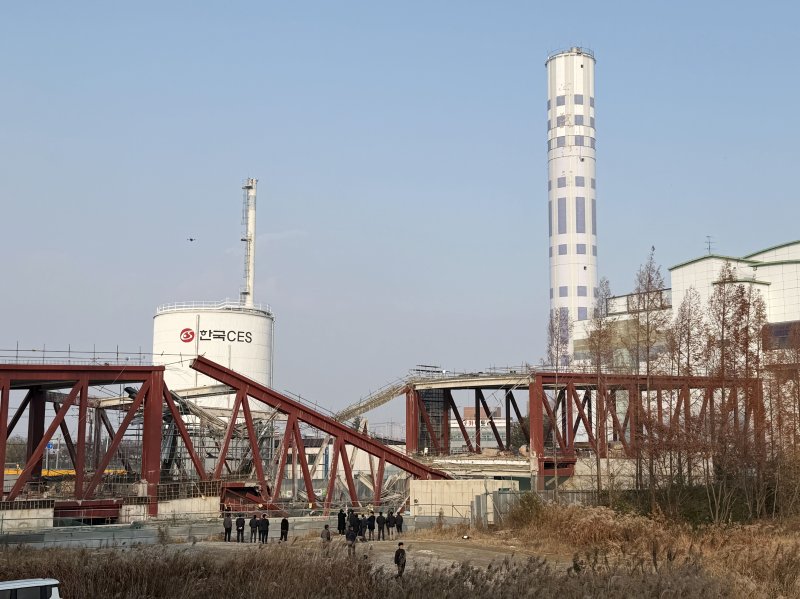 11일 오후 1시 58분쯤 광주 서구 치평동(상무지구)의 광주대표도서관 공사 현장에서 레미콘 타설 중 붕괴 사고가 발생해 4명이 매몰, 소방당국이 구조작업을 하고 있다. 사진은 현장 모습. 2025.12.11/뉴스1 ⓒ News1 김태성 기자