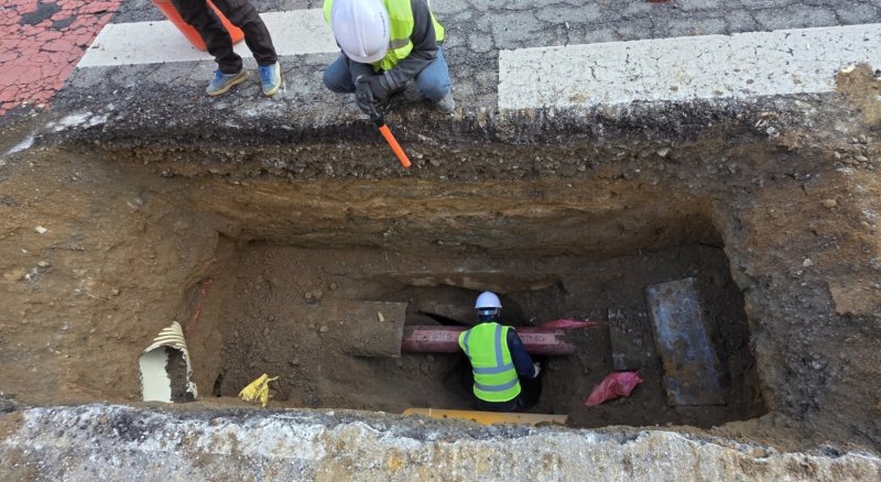 11일 아산시 배방읍 북수리의 한 도로에서 싱크홀이 발생해 복구 작업이 진행 중이다. 2025.12.11. ⓒ 뉴스1 이시우 기