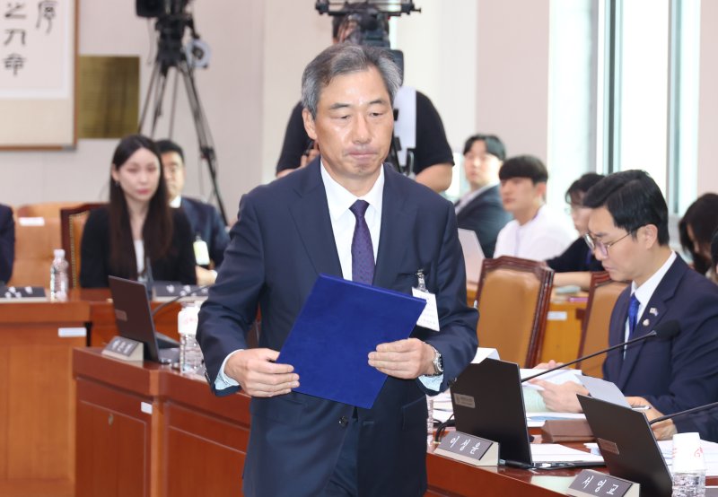 [서울=뉴시스] 고승민 기자 = 윤재순 전 대통령실 총무비서관이 지난 9월 서울 여의도 국회에서 열린 법제사법위원회의 검찰개혁 입법청문회에서 증인선서를 마친 후 선서문 제출을 위해 추미애 법사위원장에게 향하고 있다. 2025.09.22. kkssmm99@newsis.com