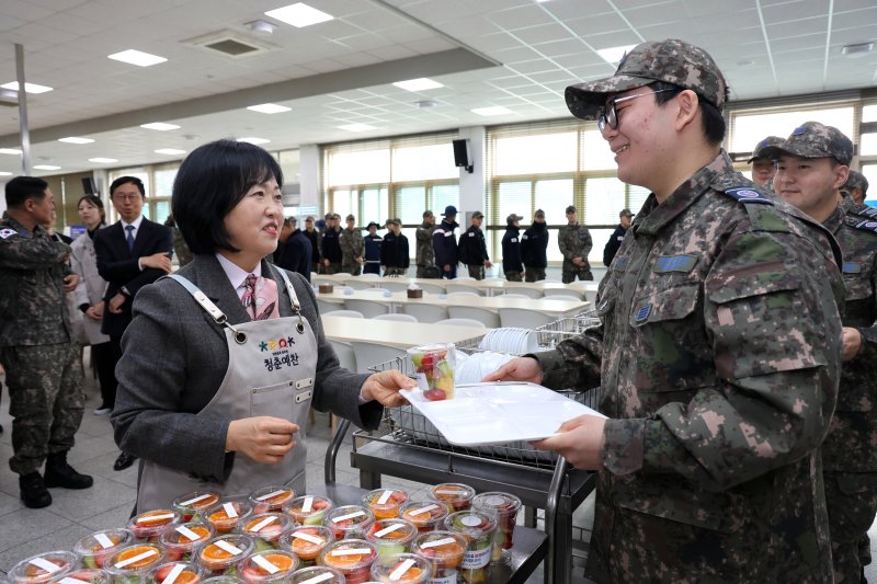 [서울=뉴시스] 홍소영 병무청장이 11일 공군 제1전투비행단에서 병사들에게 손수 준비한 간식을 나눠주며 격려하고 있다. (사진=병무청 제공) 2025.12.11. photo@newsis.com *재판매 및 DB 금지