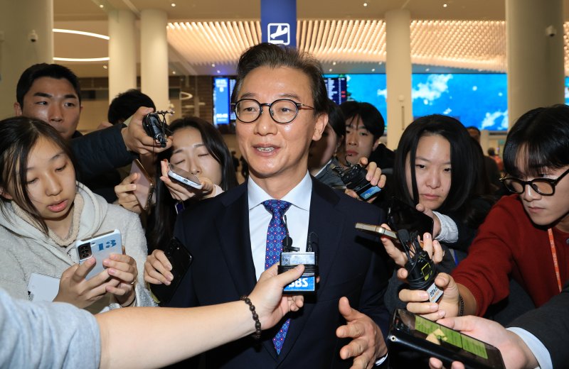 [인천공항=뉴시스] 조성우 기자 = 통일교로부터 금품을 수수했다는 의혹이 제기된 전재수 해양수산부 장관이 11일 오전 인천국제공항 제2여객터미널을 통해 귀국한 뒤 차량으로 이동하고 있다.전 장관은 "장관직을 내려놓고 당당하게 응하는 것이 공직자로서 해야 할 처신"이라며 "단호하게, 명백하게, 아주 강하게 의혹이 전혀 사실무근이라는 말씀을 다시 분명히 드린다"고 밝혔다. (공동취재) 2025.12.11. photo@newsis.com