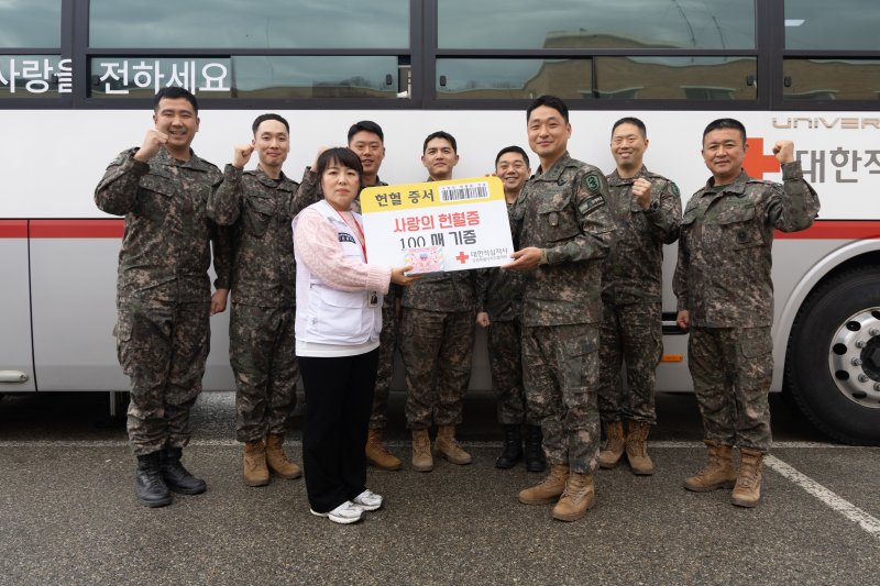 육군 23경비여단 최강대대 장병들이 11일 헌혈 행사를 마치고 기념촬영을 하고 있다.(부대 제공, 재판매 및 DB 금지) 2025.12.11/뉴스1