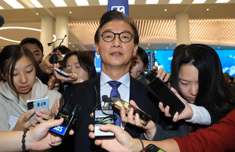 통일교로부터 금품을 수수했다는 의혹이 제기된 전재수 해양수산부 장관이 11일 오전 'UN해양총회' 유치 활동을 마친 후 인천국제공항 제2여객터미널을 통해 귀국해 입장을 밝힌 후 공항을 빠져나가고 있다. (공동취재) 2025.12.11/뉴스1 ⓒ News1 김성진 기자