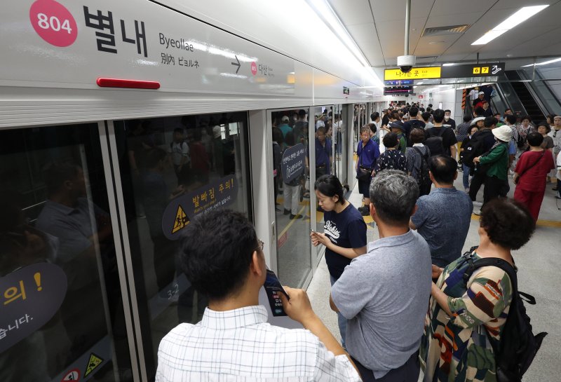 [남양주=뉴시스] 추상철 기자 = 9일 오후 경기 남양주시 별내역에서 열린 '8호선 연장(별내선)' 개통식에서 주민들이 시승을 위해 지하철을 기다리고 있다. 2024.08.09. scchoo@newsis.com