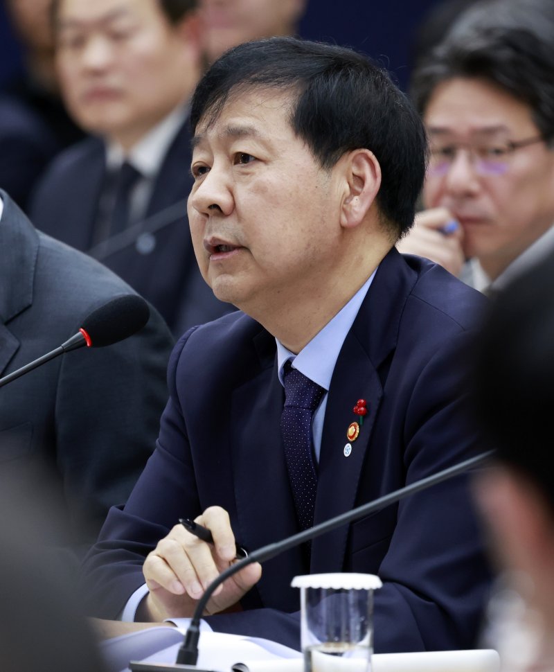 [세종=뉴시스] 최동준 기자 = 구윤철 부총리 겸 기획재정부 장관이 11일 세종시 정부세종컨벤션센터에서 '2026년 대도약하는 경제, 신뢰받는 데이터' 기획재정부 업무보고를 하고 있다. 2025.12.11. photocdj@newsis.com