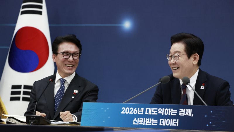 [세종=뉴시스] 최동준 기자 = 이재명 대통령이 11일 세종시 정부세종컨벤션센터에서 열린 '2026년 대도약하는 경제, 신뢰받는 데이터' 기획재정부(국세청·관세청·조달청)-국가데이터처 업무보고에서 발언하고 있다. 왼쪽은 김민석 국무총리. 2025.12.11. photocdj@newsis.com