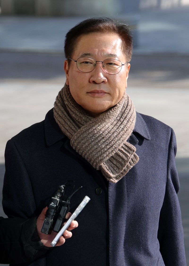 [서울=뉴시스] 홍효식 기자 = 박성재 전 법무부 장관이 4일 오후 서울 서초구 서울고등검찰청에 마련된 내란·외환 의혹을 수사하는 특별검사팀 사무실에 3차 조사를 받기 위해 출석하고 있다. 2025.12.04. yesphoto@newsis.com