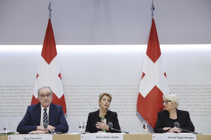 [베른=AP/뉴시스] 스위스 정부는 10일(현지 시간) 미국의 15% 관세가 11월14일자로 소급 적용될 것이라고 발표했다. 사진은 카린 켈러주터 스위스 대통령(가운데)이 지난 4월 3일 스위스 베른에서 미국 관세와 관련해 기자회견을 하고 있는 모습. 2025.12.11.